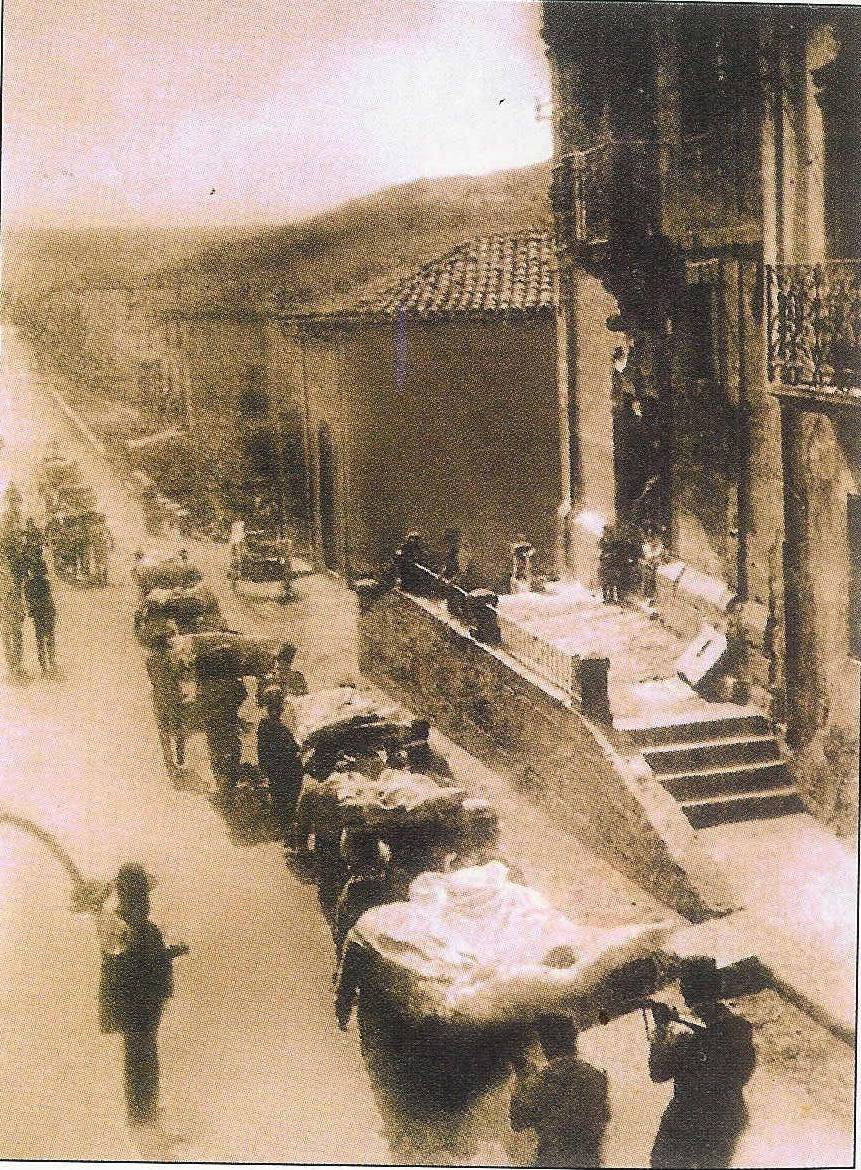 Traslado de los heridos de la catástrofe de Torremontalbo en 1903 a su paso por la actual Casa de Cultura "Las Monjas"